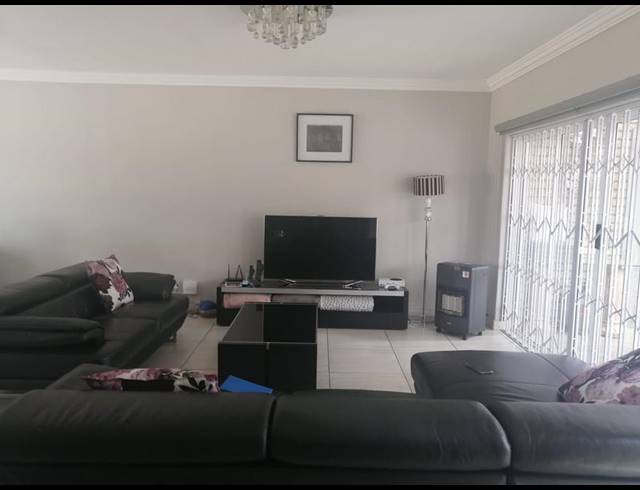 3 BEDROOM TOWNHOUSE FOR SALE IN VICTORY PARK